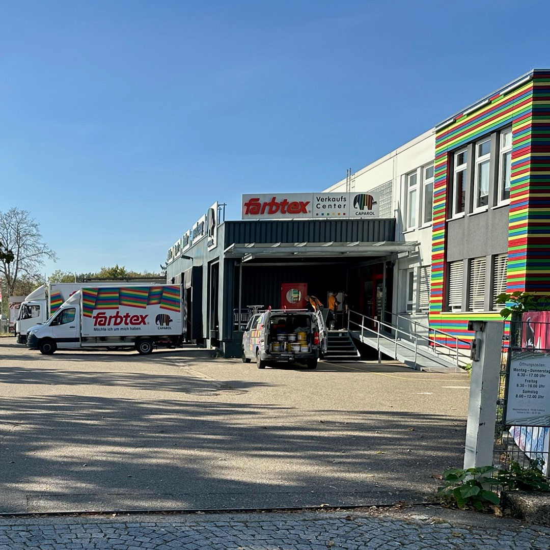 farbtex-freiburg-kundenparkplatz-und-einfahrt-2.jpg